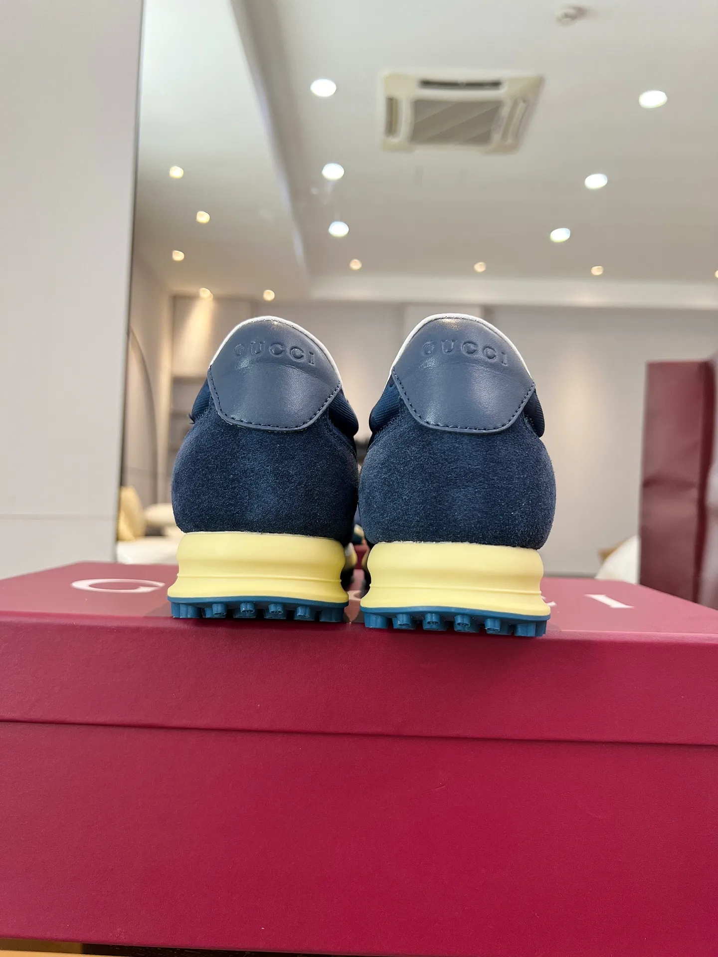 👟👟Ex-factory price 620👟👟 The design of Gucci's new casual shoes is simply amazing. The classic double G logo is matched with retro red and green webbing. It is fashionable and high-end. It is completely the top element in the fashion circle. It is highly recognizable when worn and keeps turning heads. 💯 The upper is soft and breathable, and the upper foot is comfortable! The soles are made of special cushioning material, so your feet won’t get tired no matter how much you walk. They are perfect for daily commuting, shopping, and traveling. Code number 40-45